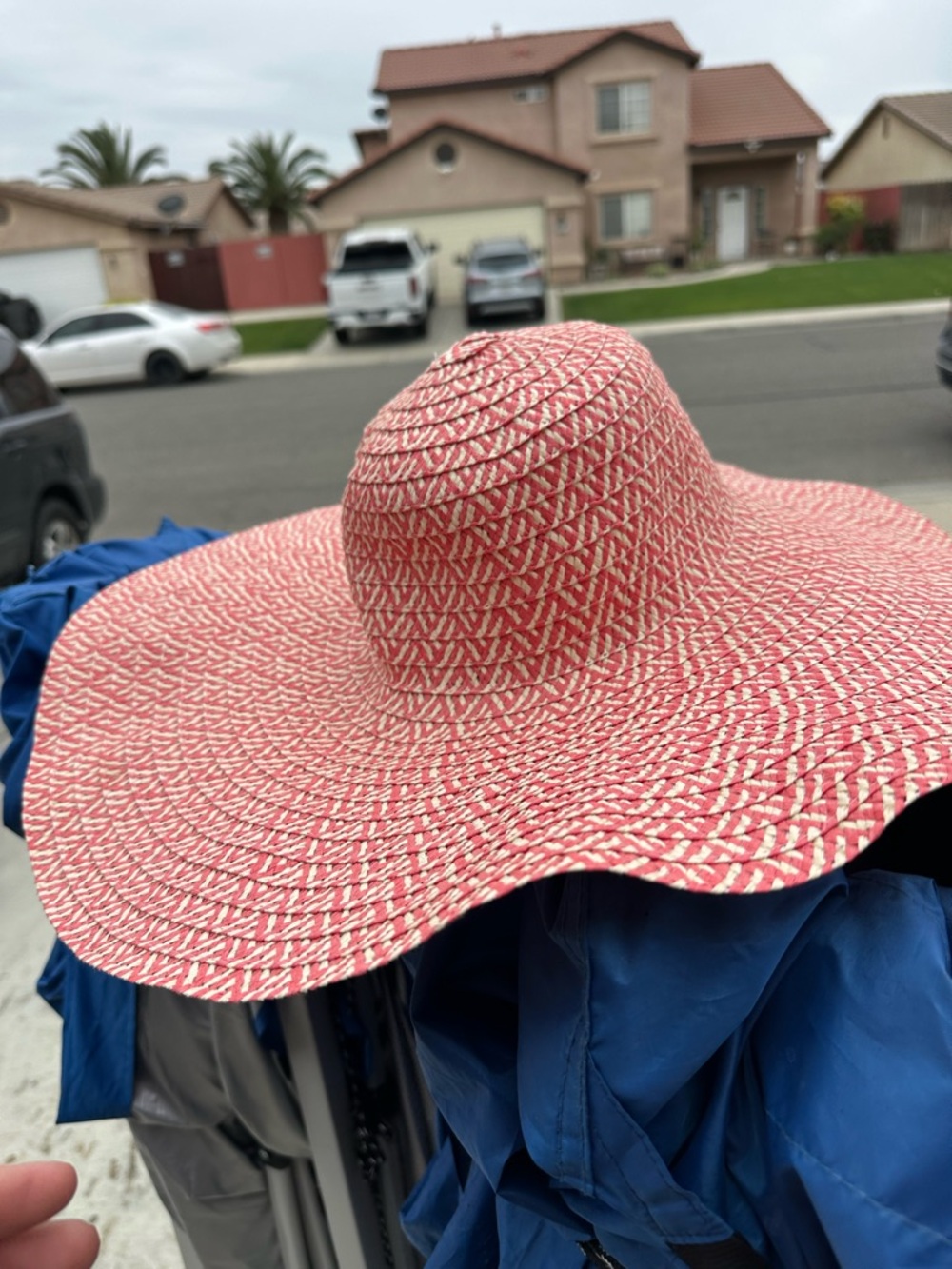 Women’s Wide-Brim Straw Sun Hat in Red & White